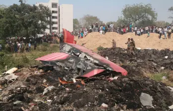 AHMADABAD, 12 junio, 2025- Personas observan los restos de un avión de Air India que se estrelló, en Ahmedabad, en el estado de Gujarat, India, el 12 de junio de 2025. El vuelo de Air India con destino a Londres, que llevaba 242 personas a bordo, incluidos dos pilotos y 10 miembros de la tripulación, se estrelló el jueves poco después de despegar de un aeropuerto en el estado occidental indio de Gujarat, dijeron las autoridades. Alto cargo policial confirmó al menos 110 muertos en accidente de avión de Air India, informan medios locales. El vuelo despegó del aeropuerto internacional Sardar Vallabhbhai Patel en Ahmedabad, a unos 17 kilómetros al sur de Gandhinagar, la capital de Gujarat. FOTO: Agencia Xinhua