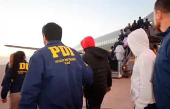 Migrantes irregulares, en su mayoría colombianos, fueron deportados en el primer vuelo del gobierno de José Antonio Kast, en el inicio de una política de expulsiones masivas. FOTO: AFP. 