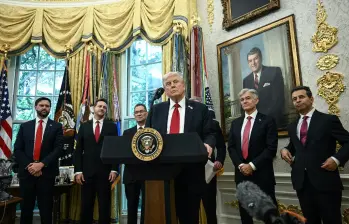 Donald Trump con más funcionarios del Gobierno en el Despacho Oval de La Casa Blanca. FOTO: AFP