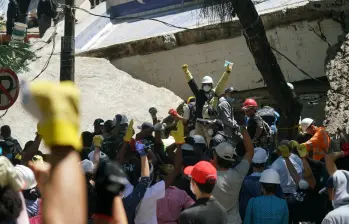 Rescate en edificio en Cali, luego del terremoto. Las personas salieron con vida. Fotografías Jorge Orozco/El País/Colprensa.