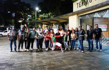 Visitantes al primer recorrido nocturno en la avenida La Playa guiado por Candelario, quien cuenta las historias del Centro y la Navidad. FOTO Cortesía Alcaldía de Medellín. 