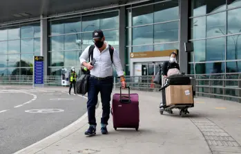 El aeropuerto El Dorado, de Bogotá, ha padecido problemas en su operación por la presencia de drones y aeronaves militares, entre otros. FOTO: COLPRENSA.