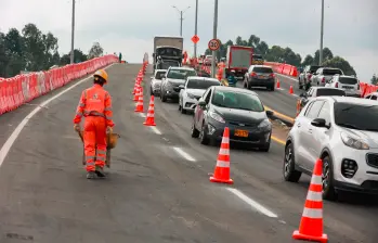 En la mañana de este martes se logró dar paso en el puente del intercambio al aeropuerto José María Córdova, de Rionegro. FOTO: Manuel Saldarriaga