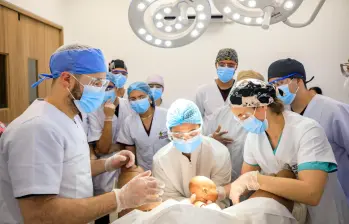 Estudiantes de la Escuela de Ciencias de la Salud de la UPB entrenan en la nueva Clínica de Simulación, en el campus de la universidad, un espacio de alta fidelidad que replica escenarios hospitalarios reales. FOTO Camilo Suárez