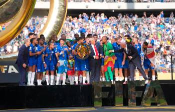 Hasta Infantino pareció desesperado por sacar a Trump de un momento que solo le correspondía a los jugadores del Chelsea. FOTO: AFP