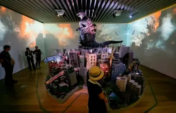 Visitantes observan una exhibición por los 70 años de Godzilla, el 26 de junio de 2025 en la Galería Centro de Artes Mori, en Tokio (Kazuhiro NOGI) (Kazuhiro NOGI/AFP/AFP)