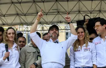 Abelardo De La Espriella en la Plaza Botero, una vez se confirmó el apoyo hacia él por parte del partido político Creemos. FOTO Camilo Suárez. 