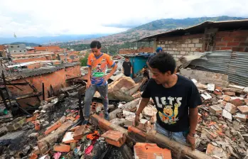 Cuatro viviendas quedaron completamente destruidas por cuenta del incendio que habría provocado un paciente psiquiátrico en el barrio Andalucía, de Medellín. FOTO: CAMILO SUÁREZ