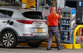 El comportamiento del petróleo y del dólar seguirá definiendo el costo fiscal de los subsidios a combustibles. FOTO Manuel Saldarriaga
