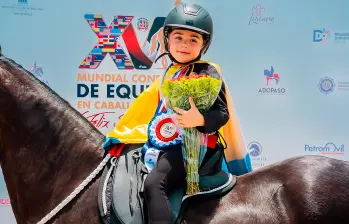Fátima con su galardón de campeona. FOTO @hibanmarinagencia
