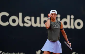 Emiliana Arango (86) logró una gran victoria ante Talia Gibson (58) por 6-3 y 6-2 en la primera ronda del WTA 1000 de Madrid, jugadora que venía de alcanzar los cuartos de final en Indian Wells y los octavos de final en Miami. FOTO FEDETENIS