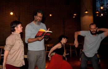Tres bailarines profesionales se le midieron al desafío de bailar los poemas del escritor Juan Mosquera. Foto: Esneyder Gutiérrez.