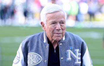 Detrás del veto está Robert Kraft, empresario de 85 años, propietario de los New England Patriots y del Gillette Stadium, quien presionó a los recintos para que rechazaran los conciertos si Macklemore participaba. FOTO Getty Images via AFP