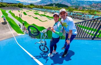 Mariana Pajón y Federico Gutiérrez encabezaron la inauguración de la renovada pista de Supercross, la primera obra entregada del proyecto Gran Parque Medellín. FOTO: MANUEL SALDARRIAGA