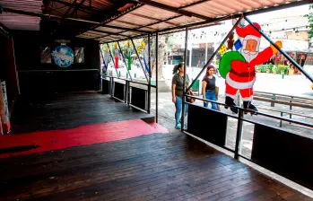 Estas plataformas se volvieron usuales entre los establecimientos de la 70. Asobares dice que la mayoría de los establecimientos cumplen y pagan por el aprovechamiento del espacio público, pero la alcaldía anunció hace días sanciones tras un primer llamado pedagógico. FOTO: JULIO HERRERA