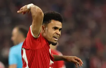 Luis Díaz reaccionó con evidente molestia contra el árbitro Joao Pinheiro tras una jugada polémica en la semifinal de Champions League entre Bayern Múnich y PSG. FOTO: AFP.