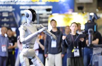 Un robot humanoide rojo y dorado, similar al usado en la agresión registrada en Colonia, Alemania. Las autoridades se incautaron del dispositivo y de los teléfonos de los dos sospechosos investigados por el caso. FOTO AFP