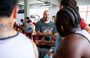 El presidente de Estudiantes de La Plata, Juan Sebastián Verón, en el centro de la foto, ha respaldado por completo a sus futbolistas. Foto: @EdelpOficial
