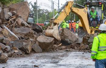 Derrumbe en la vía entre Medellín y Santa Elena por la ola invernal del 2024. FOTO: ESNEYDER GUTIÉRREZ