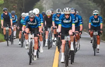 Los ciclistas del Clásico El Colombiano recorren las carreteras del Oriente de Antioquia durante el Clásico. Foto: Manuel Saldarriaga.