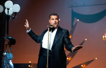 Ricky Martin en una de las escenas de Palm Royale, serie que se emite en Apple TV+ y que va por su segunda temporada. FOTO Cortesía Apple TV+