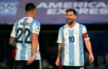 En la imagen aparece Lionel Messi sonriéndole a su compañero Lautaro Martínez tras su anotación. FOTO CONMEBOL