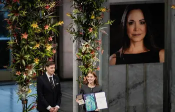 La hija de la Premio Nobel de la Paz, Ana Corina Sosa, acepta el premio en nombre de su madre durante la ceremonia del Premio Nobel de la Paz en el Ayuntamiento de Oslo. FOTO: AFP