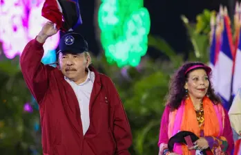 Esta fotografía, distribuida por el gobierno de Nicaragua a través del medio oficial de noticias El 19 Digital, muestra al presidente de Nicaragua, Daniel Ortega, saludando junto a su esposa y copresidenta, Rosario Murillo, durante un acto para conmemorar el 47.º aniversario de la Revolución Nicaragüense en Managua, el 19 de julio de 2026. FOTO: César Pérez / El 19 DIGITAL / AFP