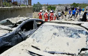 Imagen real de la guerra en Irán. Aquí, los servicios de emergencia se congregan en el lugar del ataque aéreo israelí que tuvo como objetivo la aldea libanesa de Qennarit, en el sur del país, el 20 de junio de 2026. Los medios de comunicación y los gobierno hoy se enfrentan a que imágenes reales sean retocadas o cambiadas con IA. Foto: AFP