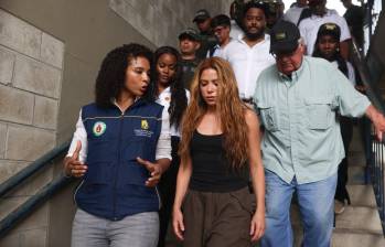 Shakira llegó a Quibdó para apoyar a las familias damnificadas y recorrer barrios y colegios afectados por el terremoto. En la imagen, en un recorrido junto a la gobernadora de Chocó, Nubia Carolina Córdoba-Curi. FOTO Cortesía