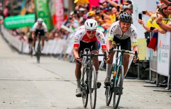 Rodrigo Contreras (derecha) venció al sprint a Aldemar Reyes. FOTO COLPRENSA