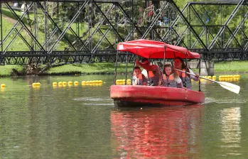 Familias disfrutan de actividades recreativas y espacios naturales en uno de los Parques Comfama durante la temporada de febrero. FOTO cortesía Comfama