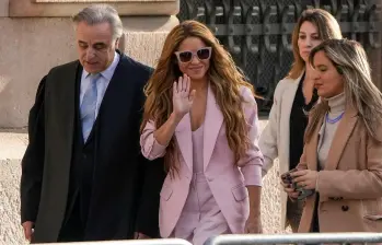 La cantante colombiana Shakira (segunda por la izquierda) llega con su abogado Pau Molins (izq.) al Tribunal Superior de Justicia de Cataluña para su juicio por fraude fiscal, en Barcelona, el 20 de noviembre de 2023. Ahora, los tribunales españoles han ordenado a la Hacienda Pública que reembolse a la artista más de 55 millones de euros que fueron cobrados indebidamente. FOTO: AFP.