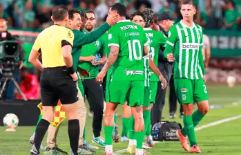 Edwin Cardona y el festejo de su golazo con el técnico Diego Arias. FOTO MANUEL SALDARRIAGA