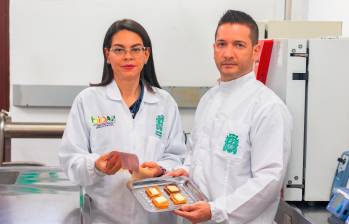 Diana Granada y Ricardo Mesías con el empaque para quesos que crearon con los residuos de la leche y de la yuca. Foto: Dirección de comunicaciones UdeA / Alejandra Uribe