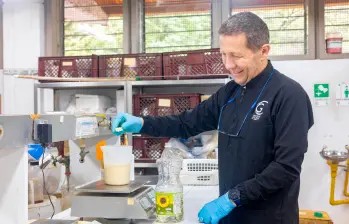 Además de las patentes internacionales este desarrollo para recubrir sólidos insolubles cuenta con la patente en Colombia desde el 2023. FOTO Dirección de Comunicaciones UdeA 