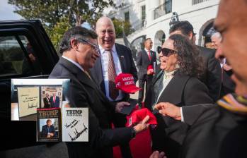 Un libro, una fotografía de recuerdo con un autógrafo y hasta unas gorras con la frase “Make America Great Again”, entre los regalos que recibió el presidente Petro tras encuentro con Trump. Fotos: Presidencia.