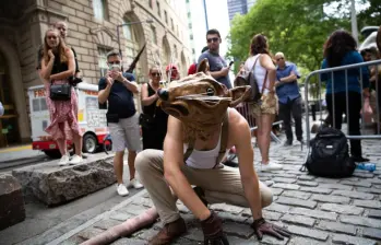 Un hombre disfrazado de rata en Nueva York. FOTO: AFP