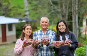 La receta de las galletas la tiene Eduardo Marín, quien junto con su esposa e hijas, se ha encargado de mantener la tradición. FOTO Camilo Suárez