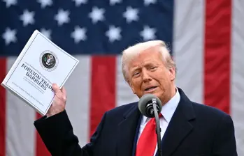 Pese a que el presidente Trump asegura que Estados Unidos se ha fortalecido en su gobierno, su popularidad no sobre pasa los 40 puntos, la peor cifra entre los últimos 14 mandatarios que ha tenido el país norteamericano. FOTO AFP