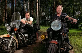 Ewan McGregor y Charley Boorman en su viaje por Europa en esta nueva temporada. FOTO Cortesía Apple TV+
