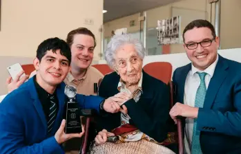 El primero a la izquierda es Fabrizio Villatoro, quien está junto a Maria Branyas Morera, la española que con 115 años en 2023 fue considerada como la persona más longeva del mundo. FOTO: LongeviQuest