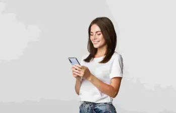 Algunos modelos de celulares ya permiten conectarse a la red satelital de Starlink sin antenas ni redes móviles. Foto, Freepik. 