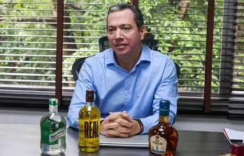Esteban Ramos, gerente de la FLA, destaca que el Aguardiente Antioqueño es líder del mercado en Colombia y tiene el 57% del negocio. FOTO Manuel Saldarriaga