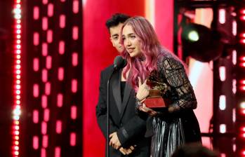 Ela Taubert subió a recibir su premio con su productor Kevin Aguirre. FOTO Cortesía Academia Latina de la Grabación