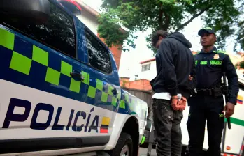 Este es uno de los presuntos ladrones que pretendían hurtarle la moto a la patrullera. El otro está en el hospital. FOTO: POLICÍA