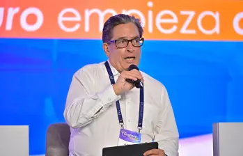 El exministro de Hacienda, Alberto Carrasquilla, durante su intervención en el Congreso Asofondos 2026, donde aseguró que a Colombia le convendría un “sustico fiscal”. FOTO CORTESÍA ASOFONDOS