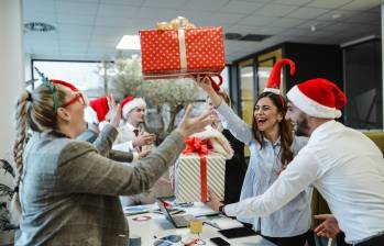 ¿Qué detalle le puedo dar a una mujer en Navidad? Esto es lo que recomienda la IA. Foto: GETTY 