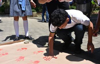 Jóvenes de Medellín conmemoraron el Día Internacional de las Manos Rojas. FOTO: Alcaldía de Medellín