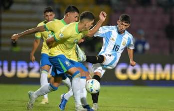 El duelo entre brasileños y argentinos se disputará a partir de las 8:00 p.m. El ganador prácticamente será campeón del Sudamericano. FOTO AFP